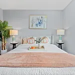 Fully Furnished 2 Bedroom In Trendy Gastown Location