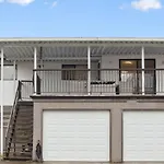 Large Multi-Family Retreat With 2 Car Garage