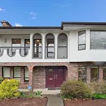 Large Multi-Family Retreat With 2 Car Garage