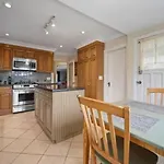 Lovely 2 Bedroom Kits Home - Walk To The Beach
