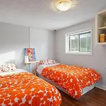 Lovely 2 Bedroom Kits Home - Walk To The Beach