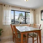 Lovely 2 Bedroom Kits Home - Walk To The Beach