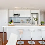 Luxury 2Br Apartment With Floor-To-Ceiling Windows And Mountains