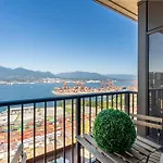 Luxury 2Br Apartment With Floor-To-Ceiling Windows And Mountains