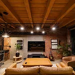 Stylish Industrial Loft - Historic Gastown