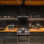 Stylish Industrial Loft - Historic Gastown
