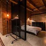 Stylish Industrial Loft - Historic Gastown