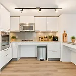 Urban 2Br Gem Close To Bc Place And Downtown Core