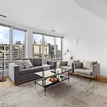 Downtown Vancouver Stay With City Views Near Robson Square