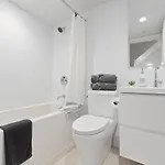 Modern Yaletown Townhouse With Balcony And Sleeps 9 Guests