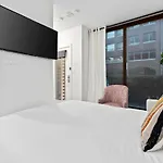 Modern Yaletown Townhouse With Balcony And Sleeps 9 Guests
