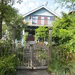 A Suite @ Kitsilano Cottage