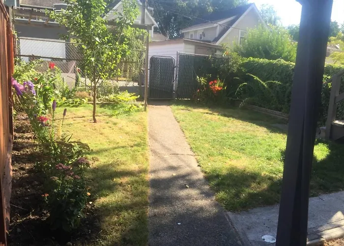 Quiet-Comfy 3 Bedroom Home On A Tree Lined Street In Kits