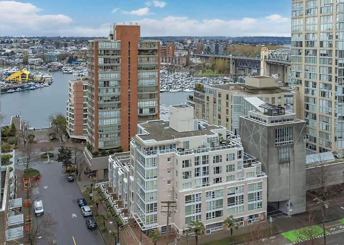 1Bd+Den Condo, With Free Parking In Downtown!
