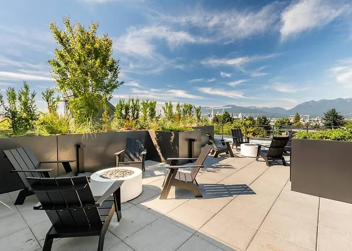 Urban Oasis: Stylish Apartment