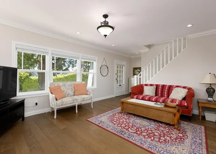 Charming 2-Bd Suite In Heart Of Vancouver