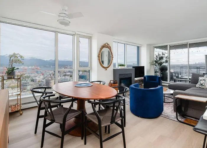 Luxury 2 Bed 2 Bath Condo Downtown Vancouver With Free Parking