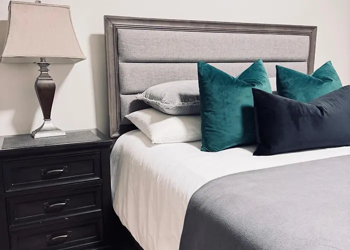 Deluxe Master Queen Bedroom Private Bathroom In Vancouver West