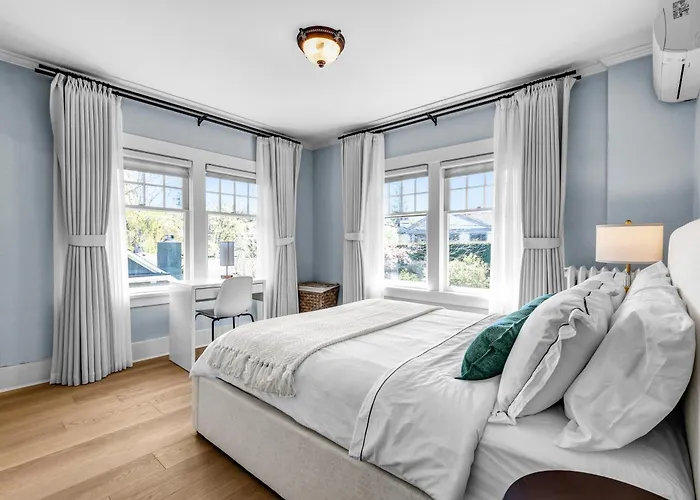 West King Edward Luxury Guest Home