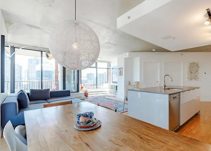 Cool, Classy & Chic Downtown Suite