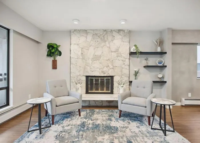 Large Multi-Family Retreat With 2 Car Garage