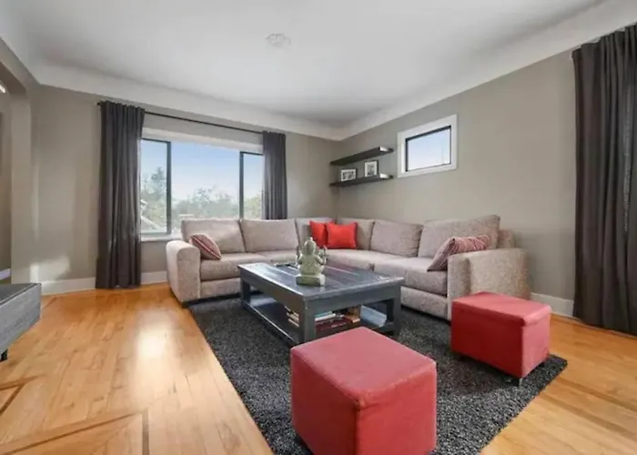 Lovely 2 Bedroom Kits Home - Walk To The Beach