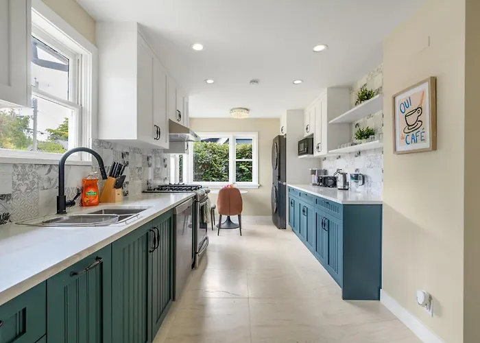 Serene Kerrisdale Retreat, Private Room With Shared Amenities