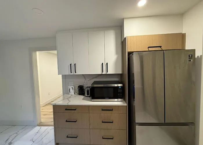Cosy Room Near Downtown Vancouver- Walk To Science World Skytrain & Waterfront- 525 Malkin Avenue