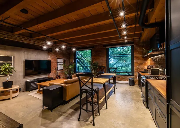 Stylish Industrial Loft - Historic Gastown