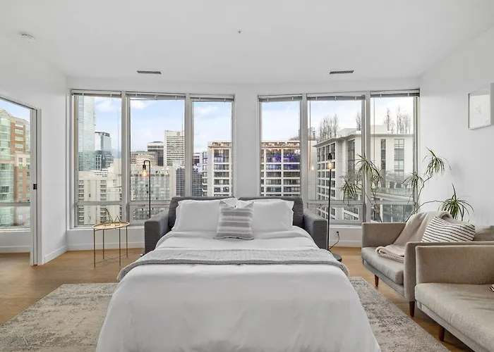 Downtown Vancouver Stay With City Views Near Robson Square