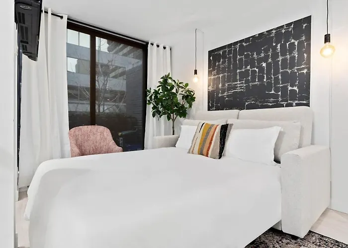 Modern Yaletown Townhouse With Balcony And Sleeps 9 Guests