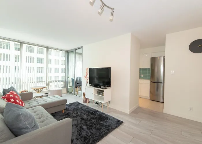 Chic 2-Bedroom In Central Downtown With Stunning Water Views