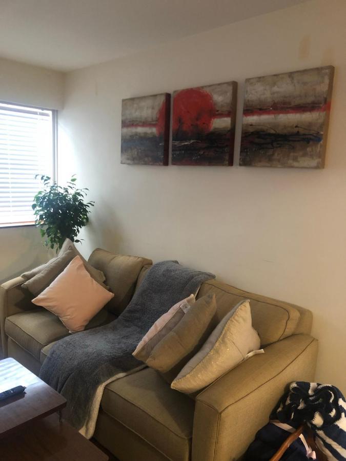 Quiet-comfy 3 Bedroom On A Tree Lined Street In Kits *