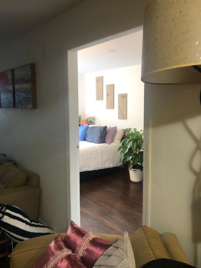 Quiet-comfy 3 Bedroom On A Tree Lined Street In Kits *