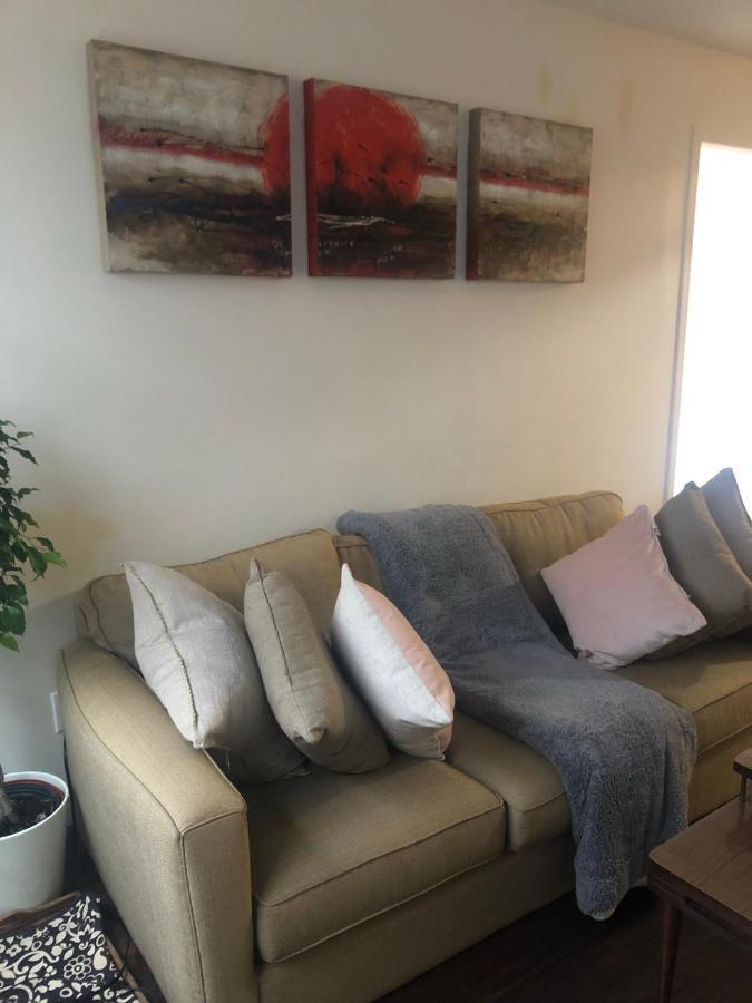 Quiet-comfy 3 Bedroom On A Tree Lined Street In Kits