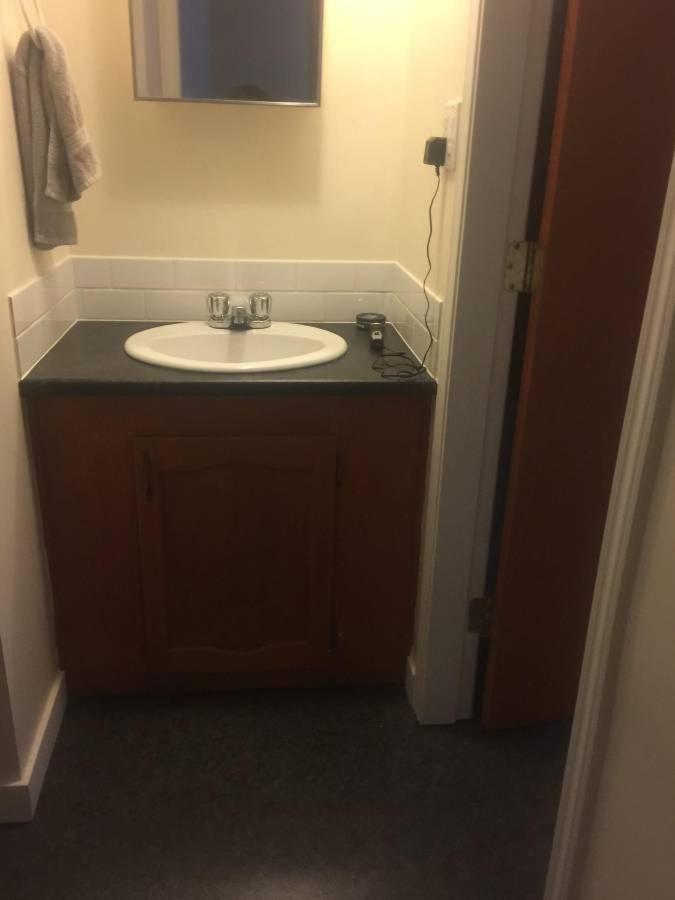 Quiet-comfy 3 Bedroom On A Tree Lined Street In Kits