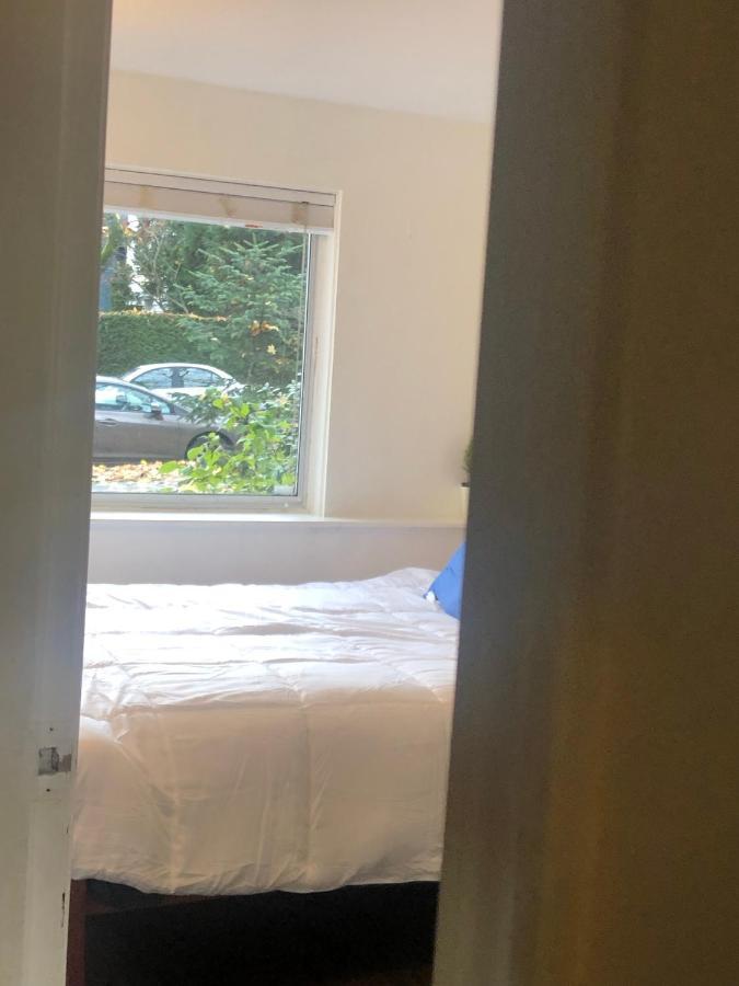 Quiet-comfy 3 Bedroom On A Tree Lined Street In Kits *