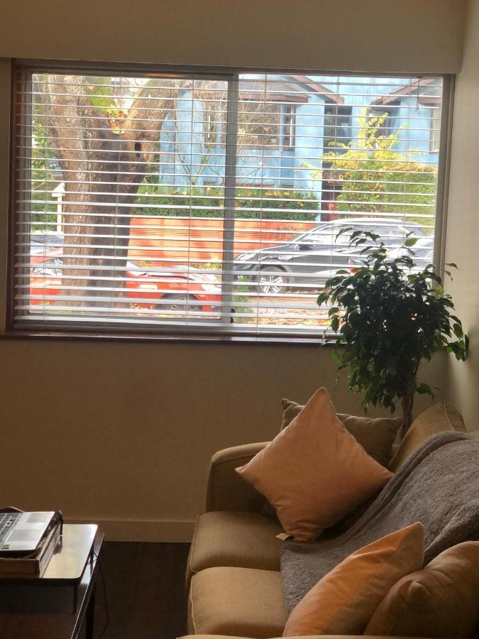 Quiet-comfy 3 Bedroom On A Tree Lined Street In Kits