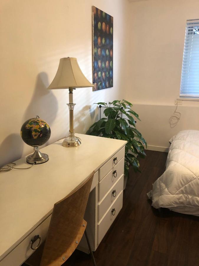 Quiet-comfy 3 Bedroom On A Tree Lined Street In Kits