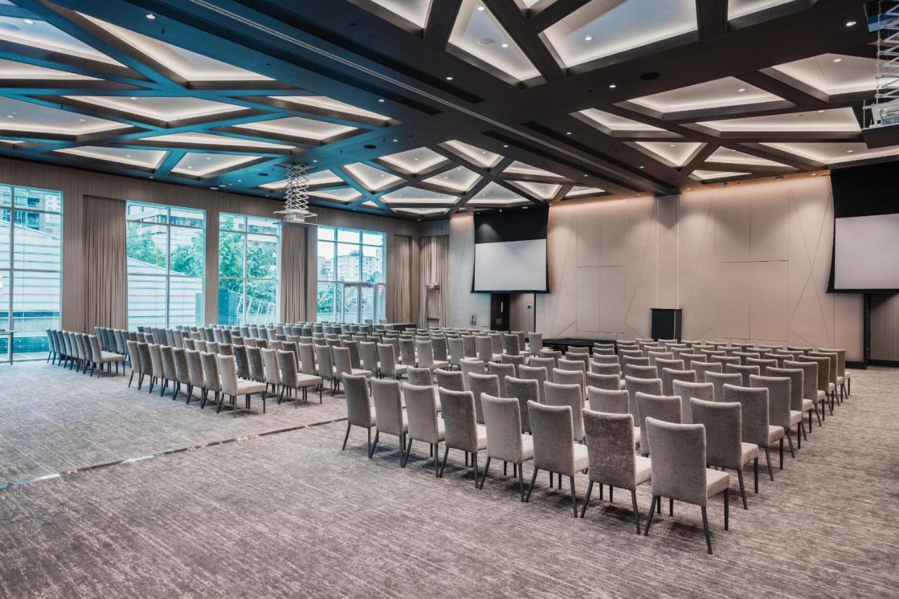 Paradox 4* Vancouver