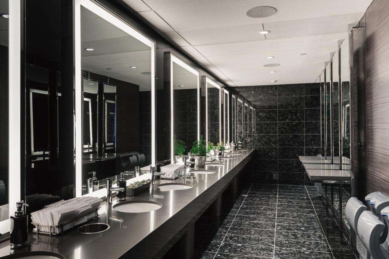 Paradox Hotel Vancouver