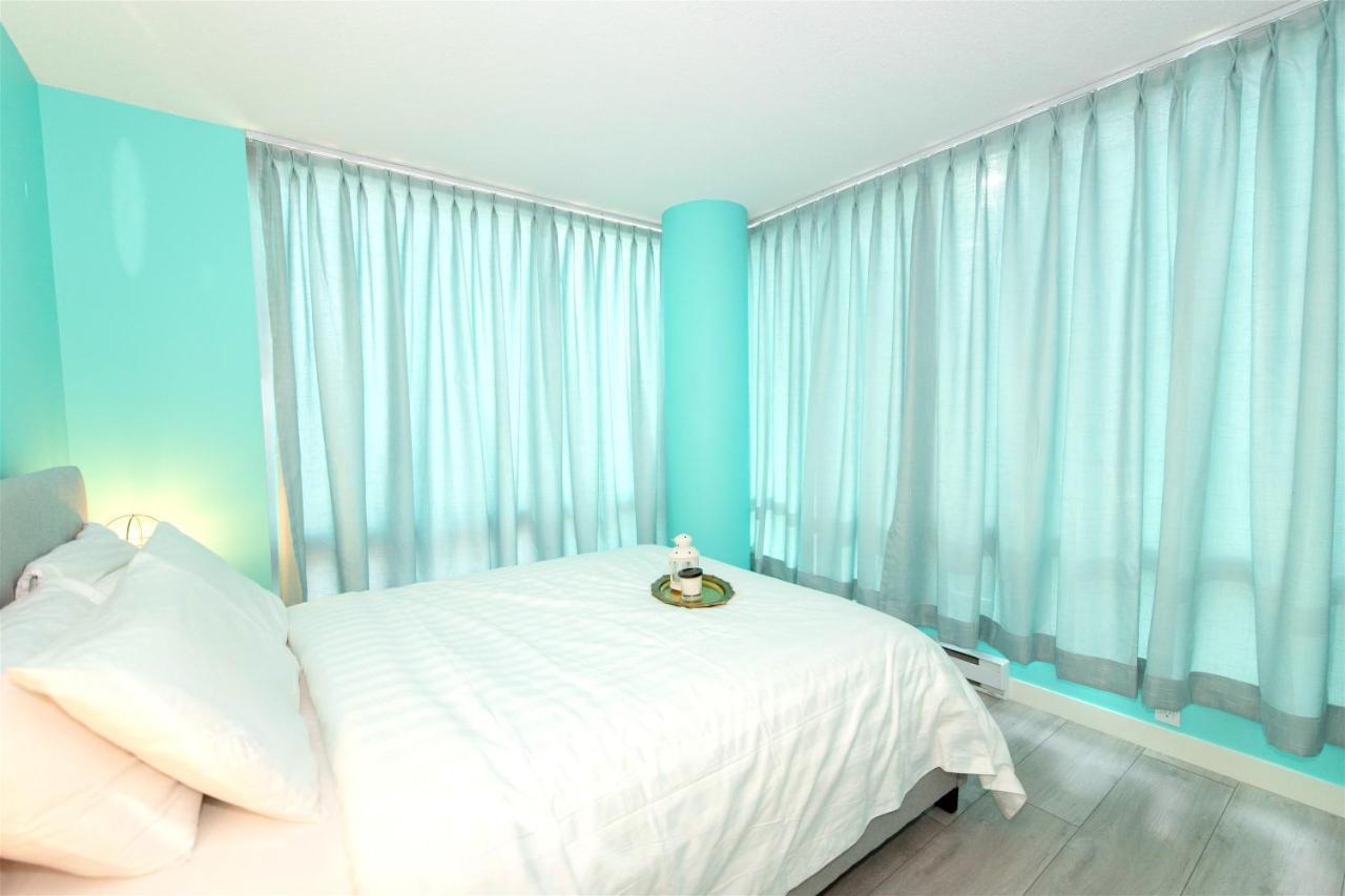 Chic 2-bedroom In Central Downtown With Stunning Water Views *