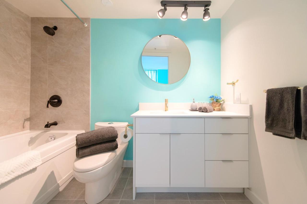 Apartment Chic 2-bedroom In Central Downtown With Stunning Water Views