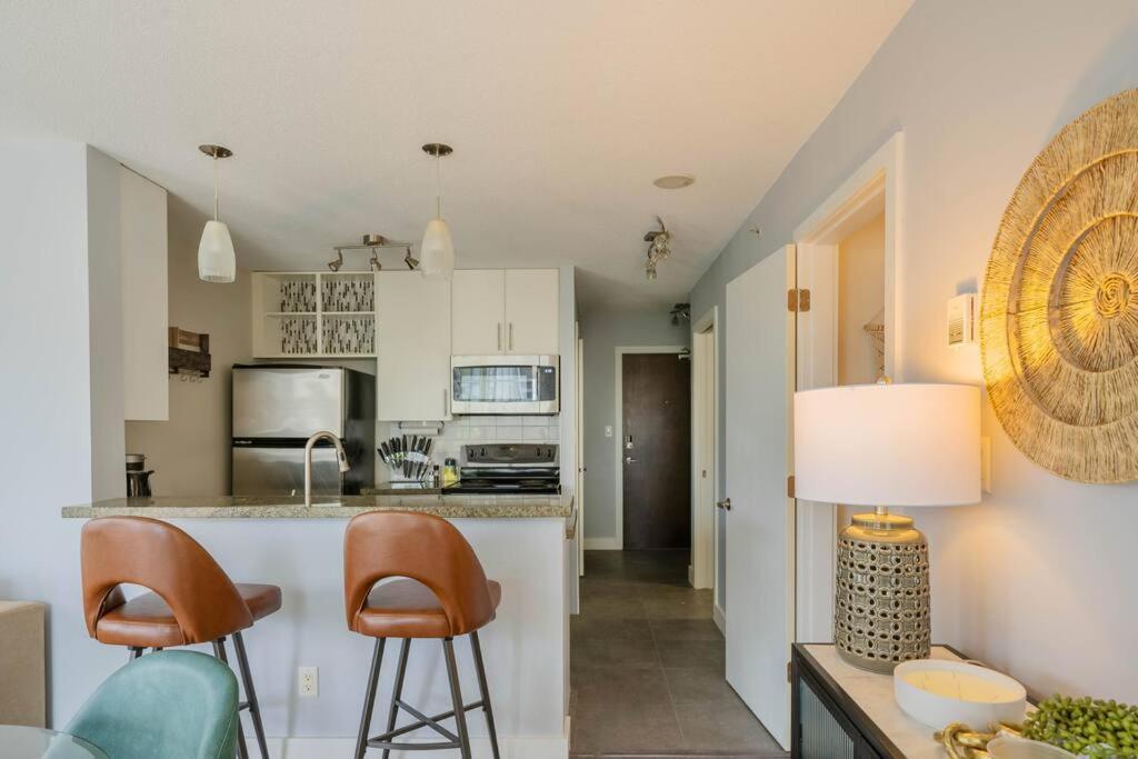 Downtown King Suite-surround Views-pool/gym/parkng *