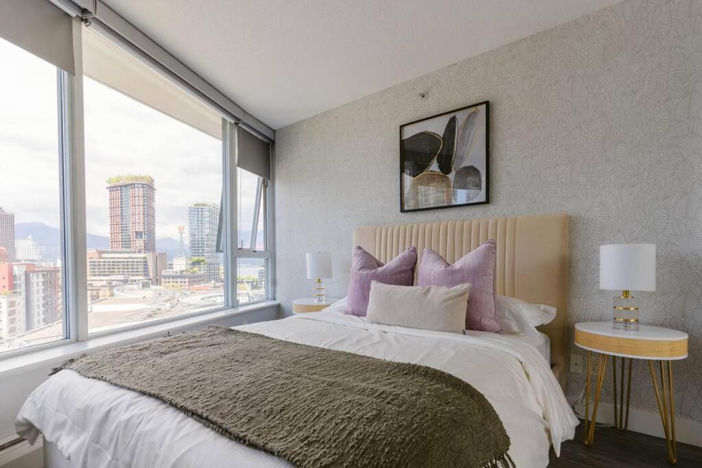 Apartment Downtown King Suite-surround Views-pool/gym/parkng *