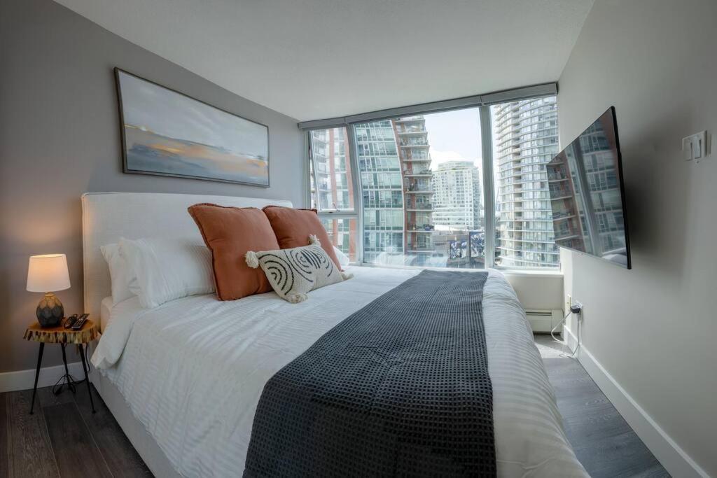 Downtown King Suite-surround Views-pool/gym/parkng Apartment *