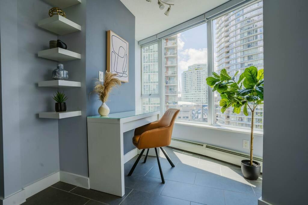 Apartment Downtown King Suite-surround Views-pool/gym/parkng