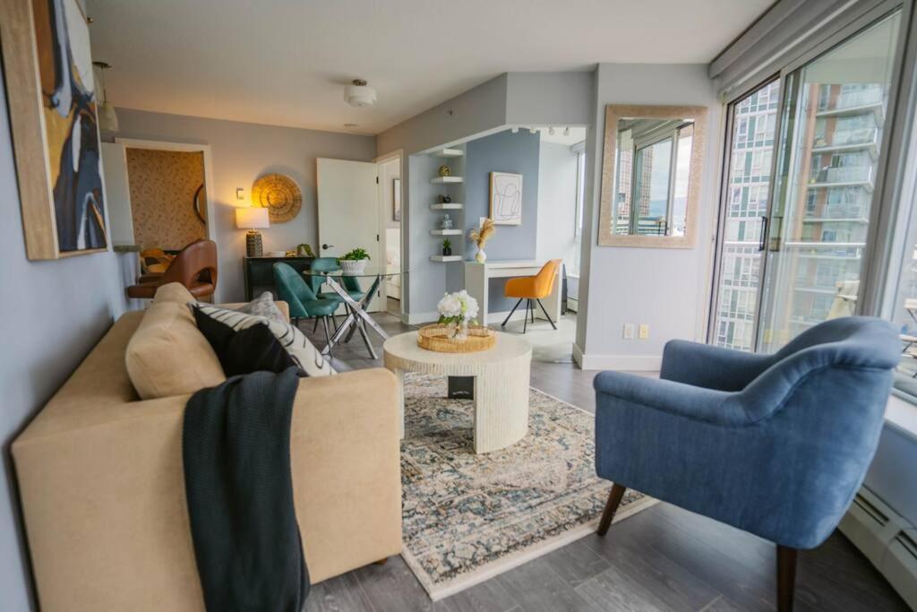 Downtown King Suite-surround Views-pool/gym/parkng Apartment