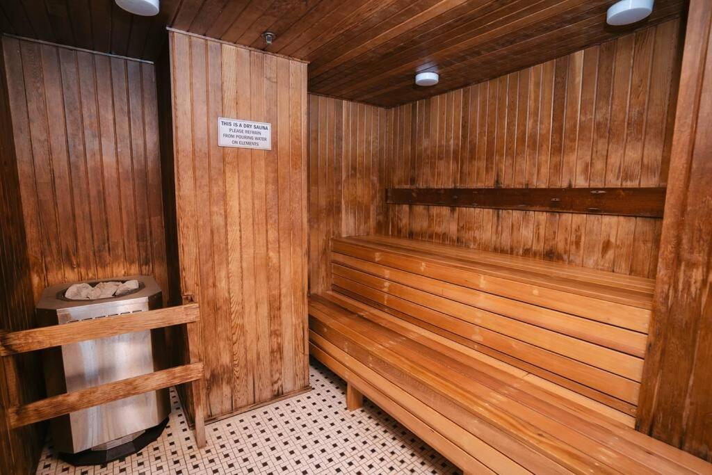 Downtown King Suite-surround Views-pool/gym/parkng Vancouver