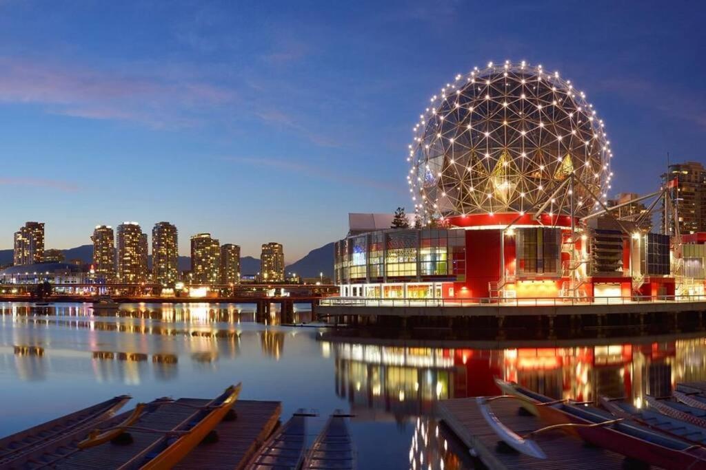 Downtown King Suite-surround Views-pool/gym/parkng Apartment Vancouver